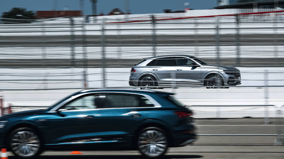 Мы не знаем, как это делают инженеры Audi, но, когда автомобиль по ощущениям уже должен вылететь с трассы на газон, он спокойно проходит поворот, даже не визгнув шинами