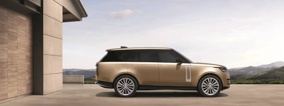 На старте продаж новый Range Rover оснащается бензиновым V8 с двойным турбонаддувом и мощностью 530 л.с., а также шестицилиндровым дизельным двигателем, развивающим 350 «лошадей». Полностью электрическая версия внедорожника появится в 2024 году