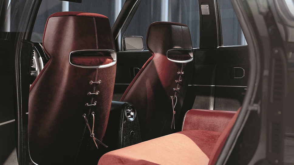 Передние сиденья автомобиля обшиты бордовым бархатом, а их спинки отделаны кожей Nappa со шнуровкой посередине