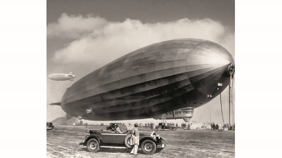 &lt;b>Август 1929 года. &lt;/b>&lt;br>Автомобиль Packard Six Phaeton 1927 года выпуска и пришвартованный на Майнс-Филд, Лос-Анджелес, США, дирижабль LZ-127 Graf Zeppelin, совершавший в то время свой первый кругосветный вояж