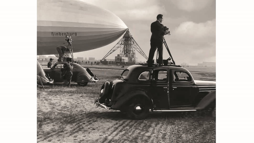 &lt;b>1936 год. &lt;/b>&lt;br>Цеппелин Hindenburg LZ-129 швартуется перед камерами репортеров на аэродроме Лейкхерст, Нью-Джерси, США. «Стремянками» служат Chrysler Airflow Coupe и седан Ford. На «Крайслере» кинорепортер Fox Movietone News Альберт Эмануэль Аль Голд, который спустя год снимет хронику знаменитой катастрофы LZ-129