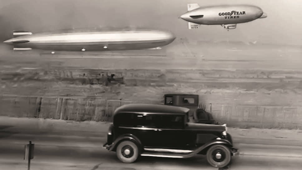 &lt;b>1929 год, &lt;/b>&lt;br>Акрон, штат Огайо, США. Мягкий дирижабль Goodyear Mayflower (NC-10A) пробует соревноваться в скорости с цеппелином LZ-127 Graf Zeppelin, который только что начал свой трансатлантический перелет к Севилье, Испания
