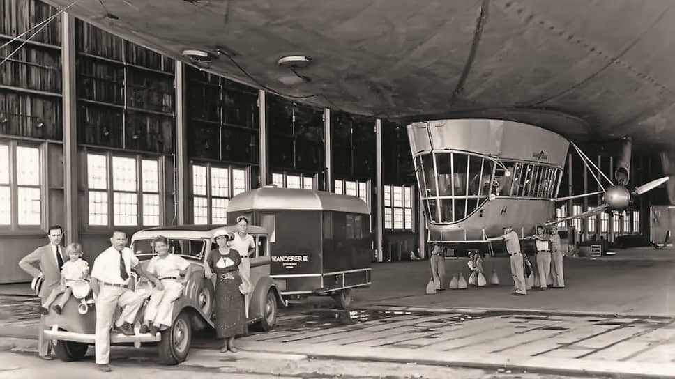 &lt;b>1934 год, &lt;/b>&lt;br>Акрон, Огайо, США. Военный дирижабль Goodyear Defender (NC-12A) на стоянке в корпоративном ангаре. Непонятно только, что «на объекте» делают штатские, да еще на немецкой машине