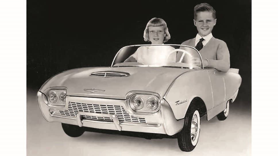 Педальные автомобили были популярны не только в Советском Союзе. В США производство подобного транспорта было налажено с размахом. Модели выпускались на любой возраст и вкус. Так что у ребенка был вполне реальный шанс пересесть через десяток лет с детского Chevrolet на настоящий