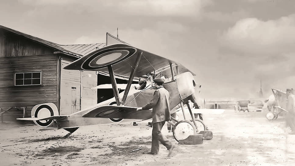 Аэроплан Nieuport постройки завода «Дукс» на фоне ангаров на Ходынском поле