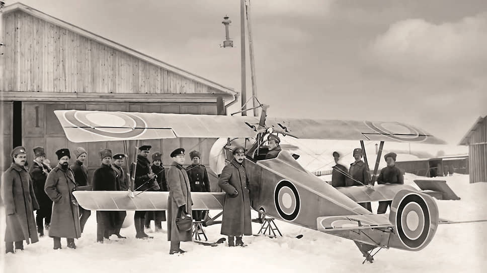 Дуксовский Nieuport 11 рядом с ангаром на Ходынке. Аэропланы постройки завода «Дукс» легко узнаются по дополнительной белой кайме вокруг трехцветной бело-сине-красной кокарды на крыльях и фюзеляже