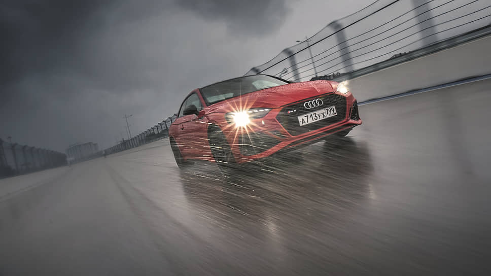 Отличительный признак моделей RS – тонированные светодиодные матричные фары с лазерными блоками Audi laser light вместо стандартных светодиодных матричных фар, а также крупные боковые воздухозаборники пятиугольной формы