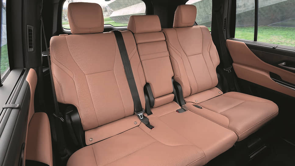 Lexus LX любой другой комплектации, кроме VIP, имеет обычный второй ряд сидений, оснащенных функциями подогрева и вентиляции. Предлагается также семиместная версия с функцией облегченного доступа на третий ряд. Для складывания задних сидений предусмотрена новая автоматическая система