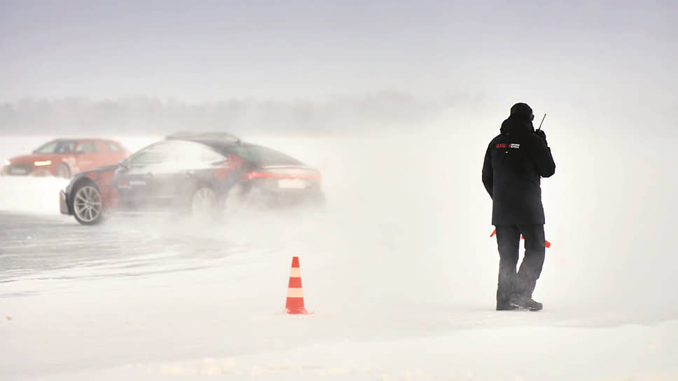 На самых важных поворотах снежной трассы стоят инструкторы с рациями, координирующие действия участников