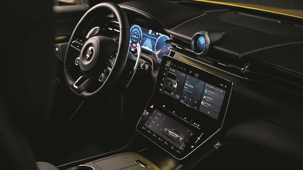 В салоне автомобиля установили два 10,25-дюймовых дисплея мультимедиа на базе Android, поверх которых расположились электронные смарт-часы