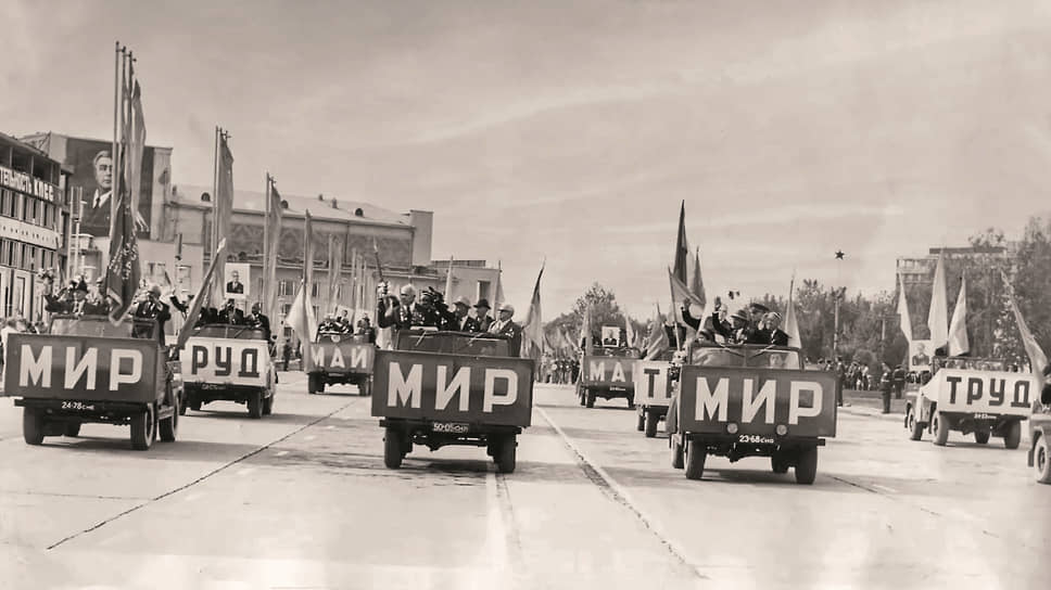 1970-е годы. Первомайская демонстрация в Самарканде Узбекской ССР. Автомобили – УАЗ-469