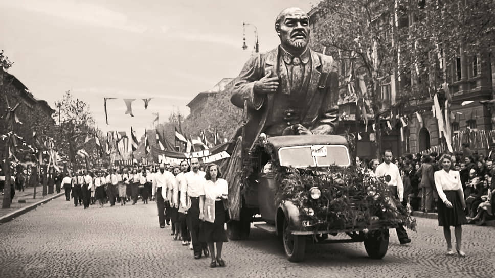 1950-е годы. Первомайская демонстрация в Венгрии. Угрожающая фигура В.И. Ленина в кузове довоенного грузовика, марку которого нам определить не удалось, недвусмысленно намекает на то, что коммунизм должен со временем победить на всей планете