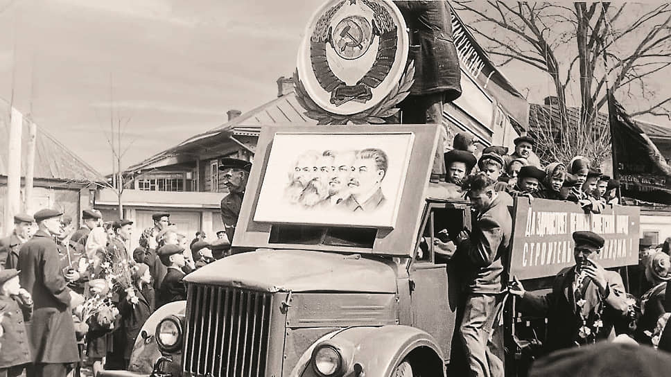 1952 год. ГАЗ-51 на демонстрации в городе Выксе Горьковской области, одном из крупнейших центров металлургии в СССР