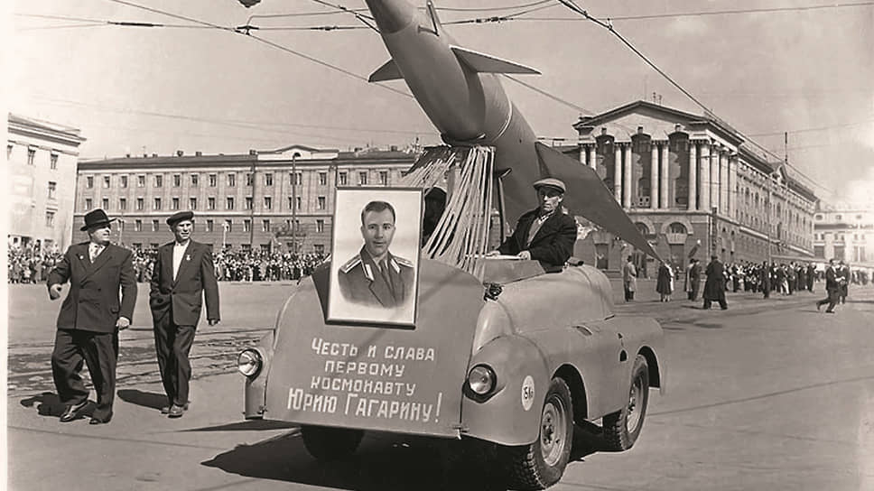 Первомай 1961 года на Красной площади в Курске. Портрет Ю.А. Гагарина закреплен на довольно редком образце техники – чехословацкой аэродромной лебедке для запуска планеров