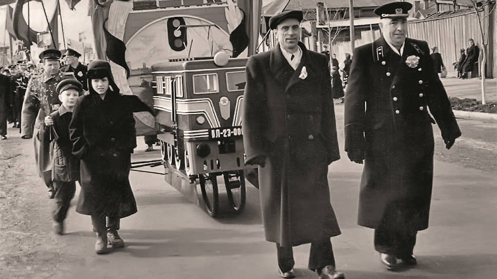 Для демонстрации 7 ноября 1965 года омские железнодорожники выбрали транспортное средство, как сказали бы сегодня, «с нулевым углеродным следом» – велосипед. На него водружен макет не менее дружелюбного к окружающей среде локомотива – электровоза ВЛ-23