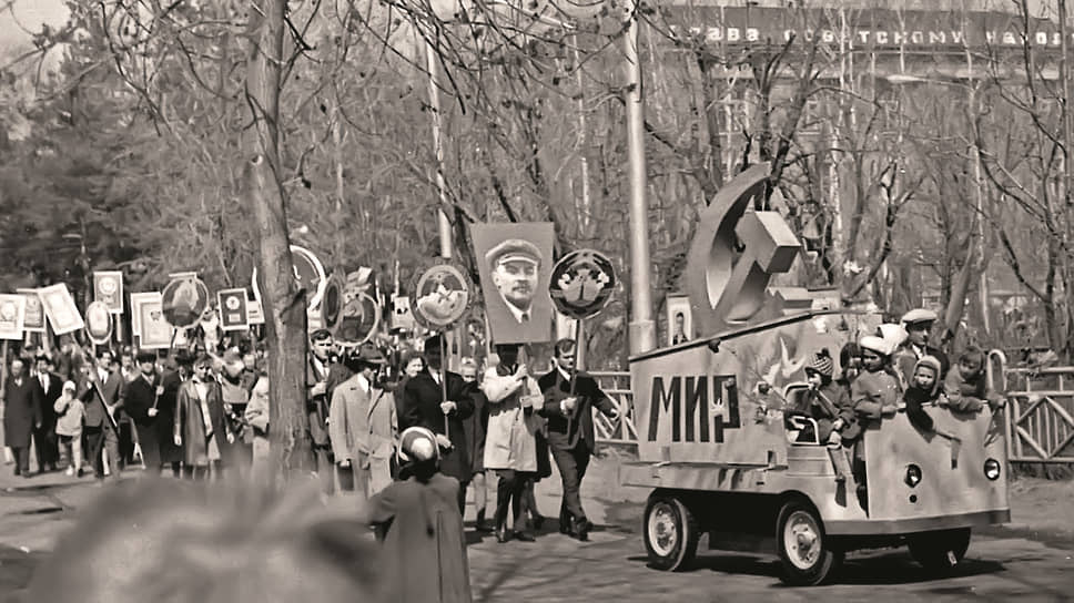 1968 год. Первомайская демонстрация в подмосковной Шатуре. Во главе колонны мебельного комбината – электрическая тележка болгарского производства, для перевозки детей, конечно же, не приспособленная