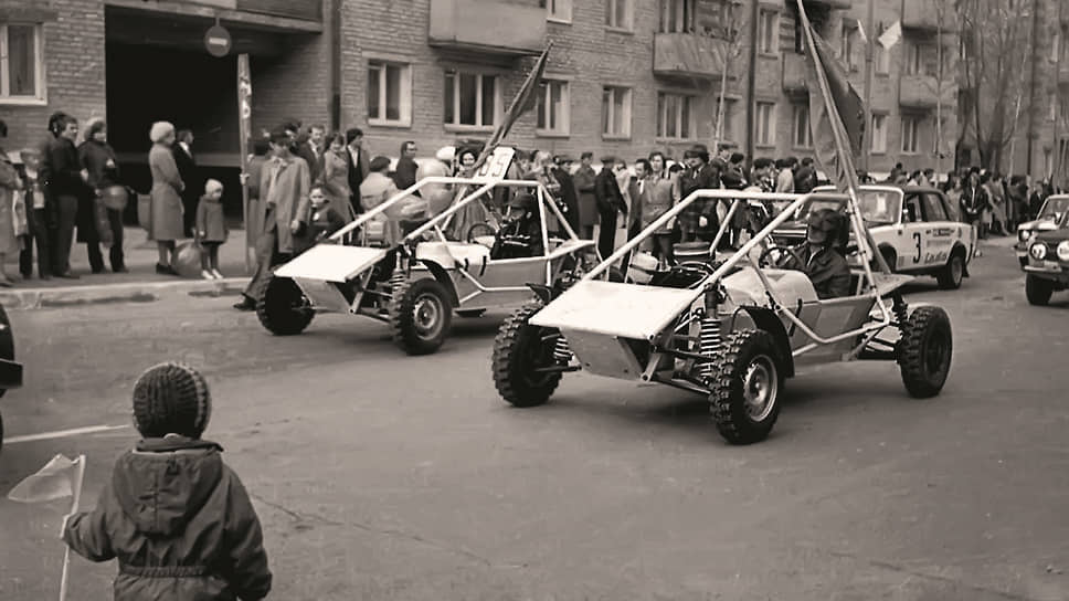 Первомай 1981 года в Тольятти. На снимке – члены Спортивно-технического клуба ВАЗа