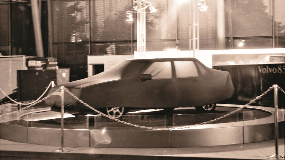 Volvo 850 на стенде была специальная, выставочная — с открывающимися сами собой дверями и выдвигающимся двигателем. Пять цилиндров поперек — такого еще не было