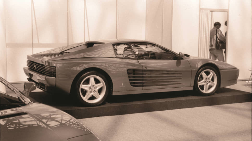 Ferrari 512 TR в Экспоцентре выставлял не официальный дилер. В девяностые его просто не было — итальянцы выбрали официального партнера только в 2004 году. Но спрос уже появился, и автомобили ввозили в Россию независимые продавцы. Организаторы выставок закрывали на это глаза, а посетителям были интересны автомобили, а не формальности