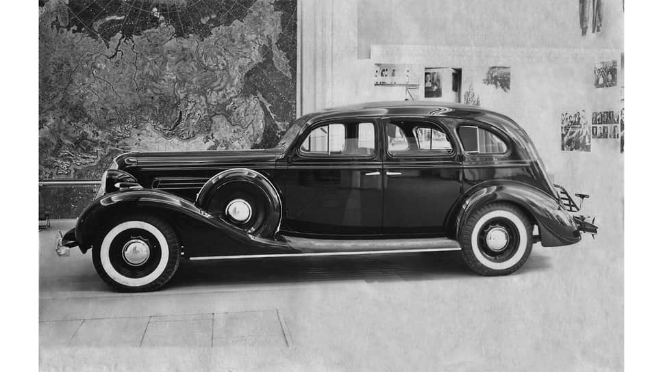 Лимузин ЗИС-101 на Всемирной выставке в Париже в 1937 году, где он экспонировался вместе с седаном ГАЗ-М1, — это были две единственные на тот момент советские легковые модели. Автомобили из СССР в Париже приняли без особой радости, особенно русские эмигранты. Газета «Возрождение» написала тогда: «Два автомобиля, выставленные в советском павильоне, не представляют сами по себе никакого технического интереса, являясь копиями &quot;Форда&quot; устаревшей уже модели: нет независимой подвески колес и прочего». Упомянула газета даже про «гайки, затянутые как попало с болтающимися кое-где шайбами»