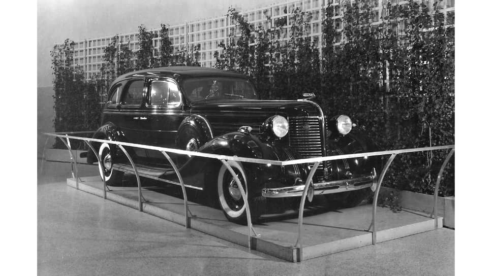 На Всемирной выставке в Нью-Йорке 1939 года СССР решил блеснуть лимузином ЗИС-101А и фаэтоном ЗИС-102. Несмотря на то что обе модели считались новинками совавтопрома, в Америке они уже не представляли интереса, поскольку смахивали на Buick трехлетней давности. Модельный ряд каждой американской фирмы тогда обновлялся ежегодно, поэтому лимузин с фаэтоном выглядели откровенным старьем. Кстати, фаэтон после окончания работы выставки остался в Америке и работал в советском консульстве в Лос-Анджелесе