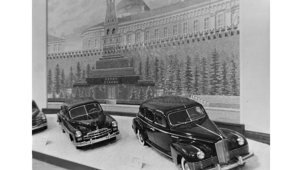 Выставка в Лейпциге, 1955 год. На фоне мавзолея — почти полный легковой модельный ряд СССР: ГАЗ-М20 «Победа», ЗИМ и ЗИС-110. Не хватает только «Москвича», но с этой копией немецкого Opel Kadett образца 1938 года советская сторона, пусть даже и в ГДР, решила не срамиться