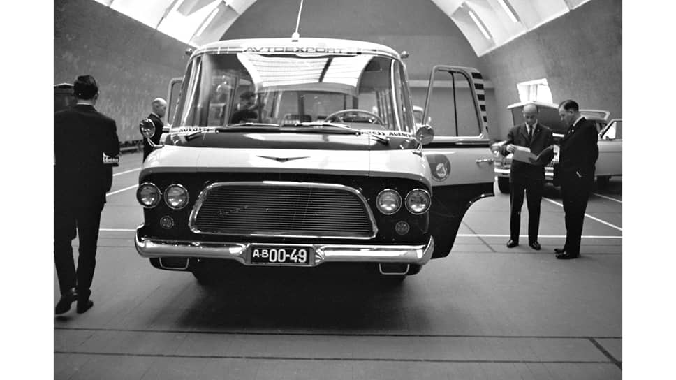 ЗИЛ-118 «Юность» на выставке в Осло в 1965 году. Стильный и комфортабельный автобус был создан в 1961 году на базе лимузина ЗИЛ-111 и поштучно собирался до девяностых годов. Иностранцам нравился ЗИЛ-118, а посетивший СССР автомобильный магнат Генри Форд II даже хотел купить лицензию на его производство, но что-то у него или у СССР не получилось