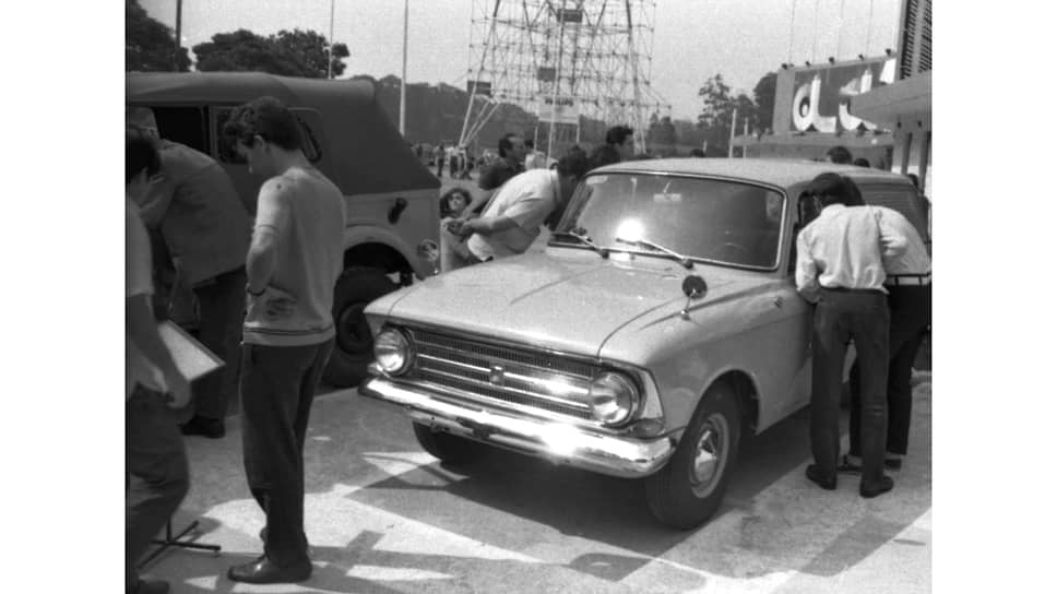 1967 год. Фургон «Москвич-433» в бразильском Сан-Паулу — самом густонаселенном городе страны. Автомобиль, кстати, редкий — за предыдущий год сделали всего 600 штук. Слева в кадре виден внедорожник ГАЗ-69А