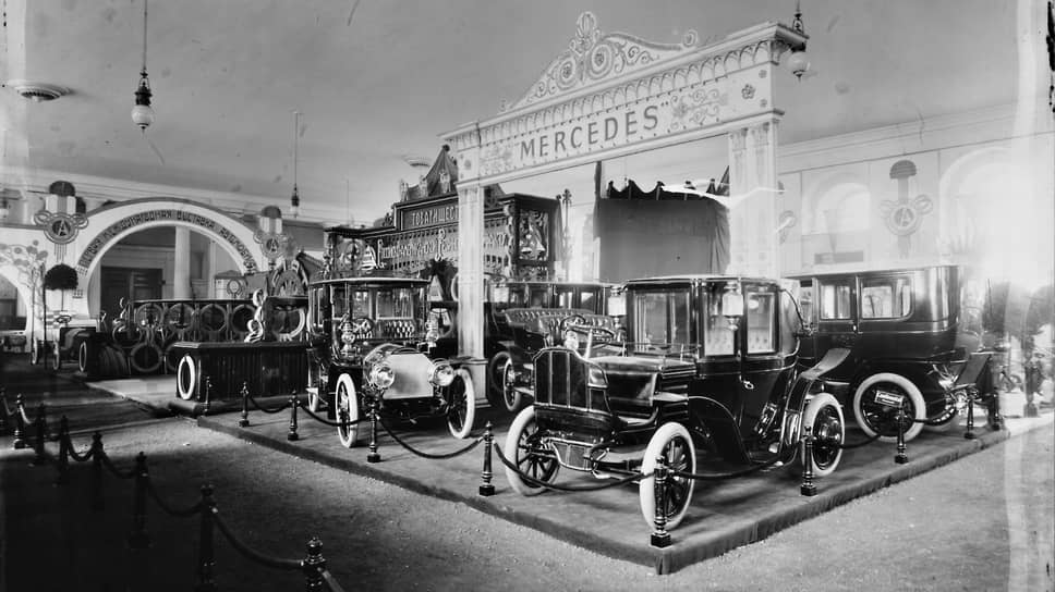 Первая Международная выставка автомобилей, двигателей, велосипедов и спорта в 1907 году. На стенде марки Mercedes — не только фаэтоны и лимузины с двигателем внутреннего сгорания, но и электромобиль в виде кареты