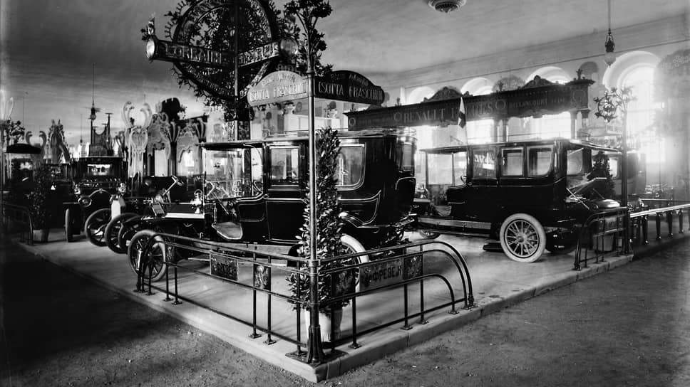 Стенд фирмы Lorraine-Dietrich на выставке 1907 года, удостоившийся похвал журнала «Автомобиль»: «Стенд Дитрих безусловно доминирует роскошеством своей отделки. Все украшения стенда привезены из-за границы. Они сделаны из фигурного железа, забранного разноцветными стеклами и освещенного изнутри электричеством»