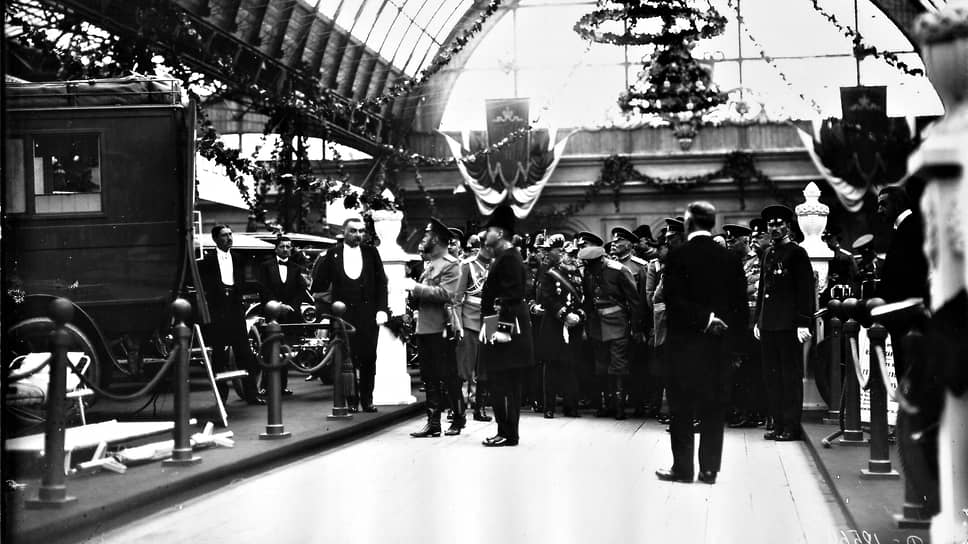 15 мая 1913 года. Император Николай II посещает IV Международную автомобильную выставку. Большой любитель «моторов» и обладатель самого большого среди всех монархов гаража собирался посетить ее еще в 1910 году, но тогда не получилось