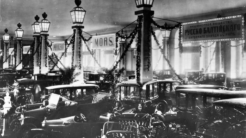 Легковые автомобили на выставке 1913 года большей частью теснились в здании манежа, где стояли практически впритирку друг к другу. Не помогло даже увеличение площади выставки – пространства все равно не хватало