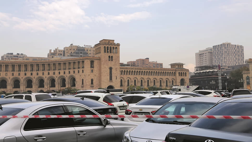 Может показаться, что это автомобильный рынок в Ереване. Но нет — это горожане паркуются на площади, стараясь встать в виде традиционного армянского орнамента на ковре. Получается, но не всегда