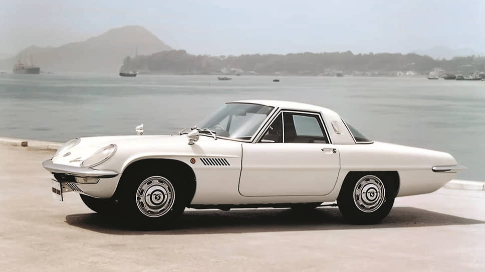 Mazda Cosmo Sport появилась в продаже в мае 1967 года. Двухсекционный роторно-поршневой двигатель объемом 982 куб. см развивал 110 л.с. Поэтому на экспортных рынках модель называлась Cosmo 110S. В июле 1968 года мощность увеличили до 130 л.с.
