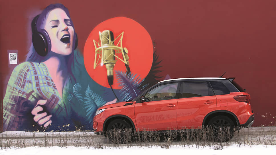 Изображение девушки, поющей в стильный микрофон «Октава», можно найти в самом центре Тулы на Союзной улице, на стене дома, где находится паб «Зебитлз». Автор работы — художница Анна Федосеева. Изображенный микрофон легко идентифицировать — это ламповый МКЛ-4000, стоит 80 тыс. руб.