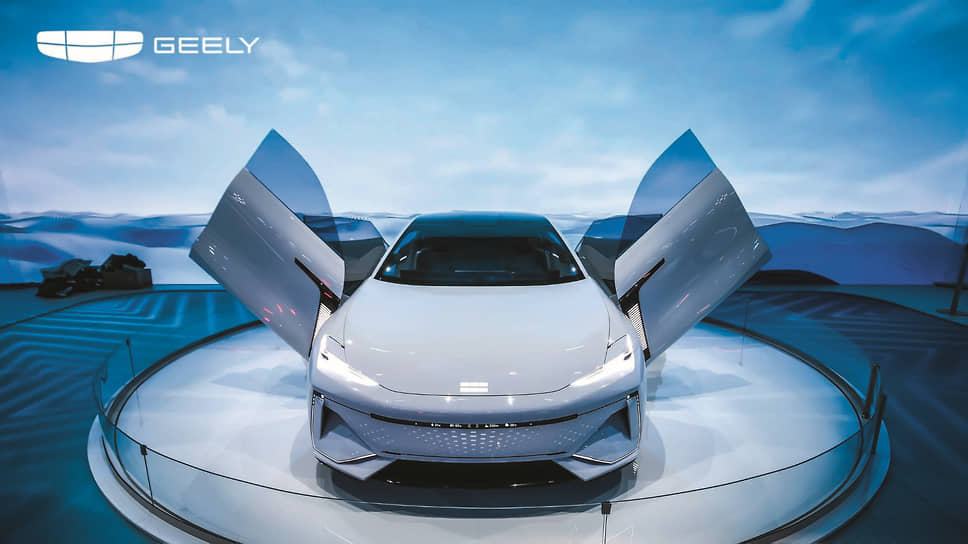 Компания Geely Auto показала в Шанхае новую серию электрифицированных автомобилей премиум-класса под общим именем Geely Yinhe, среди который был и полностью электрический концепт Yinhe Light