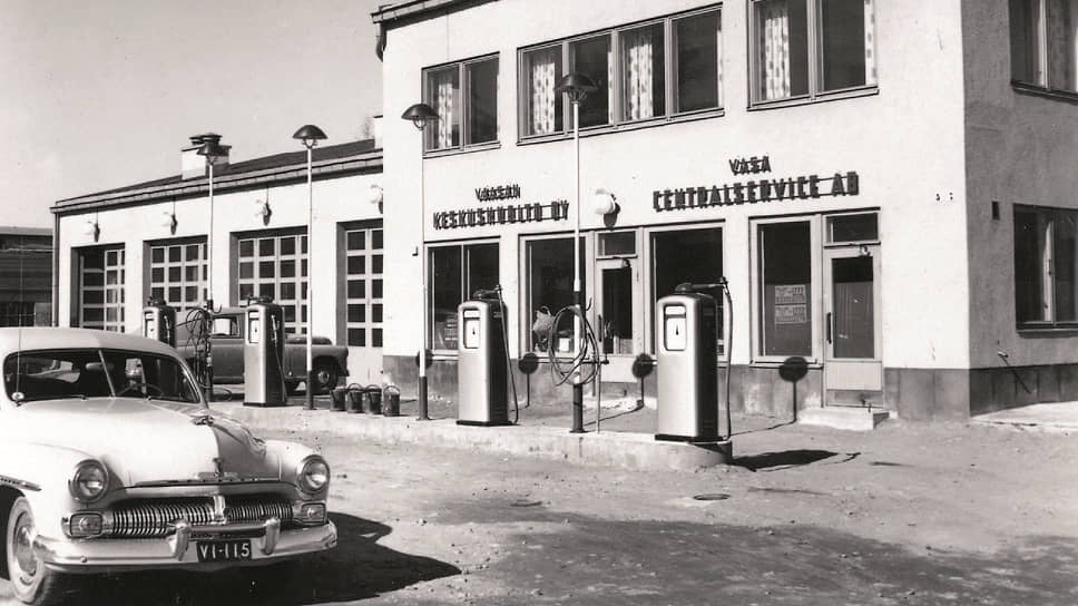 История Teboil началась в 1934 году в Хельсинки с продажи топлива в канистрах: бензин развозили по улицам на ручной тележке. Тогда компания называлась Trustivapaa Bensiini Oy. Современное название бренда возникло в 1966 году. В нем соединились буквы T и B, начальные в Trustivapaa Bensiini, со словом oil, «нефть»