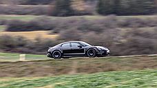 Porsche рассказал о тестах электромобиля Taycan