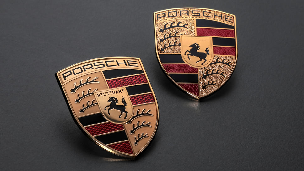 Новый логотип Porsche (слева) в сравнении с предыдущим вариантом эмблемы (справа)
