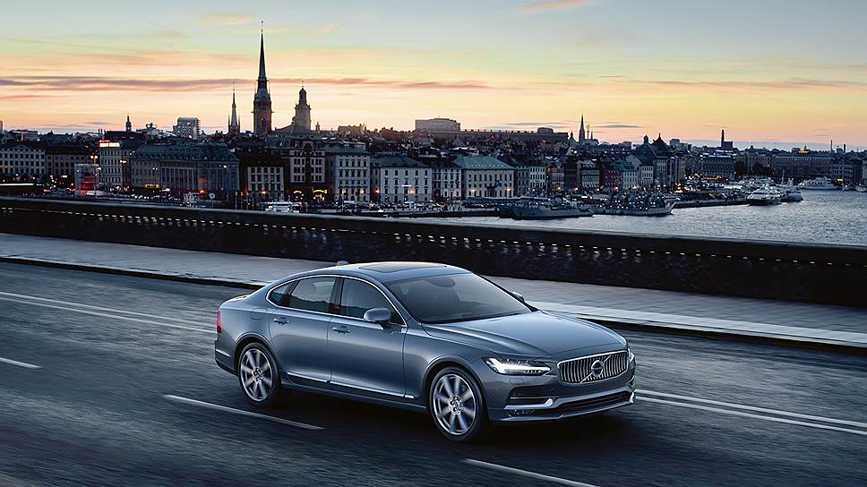 Длина Volvo S90 составляет 4963 мм, ширина – 1890 мм, высота – 1443 мм. В конкурентах у новинки значатся BMW 5-й серии, Audi A6, Mercedes-Benz E-класса и Jaguar XF. При пристальном сравнении габаритов обнаружилось, что S90 длиннее, шире и ниже каждого из них.