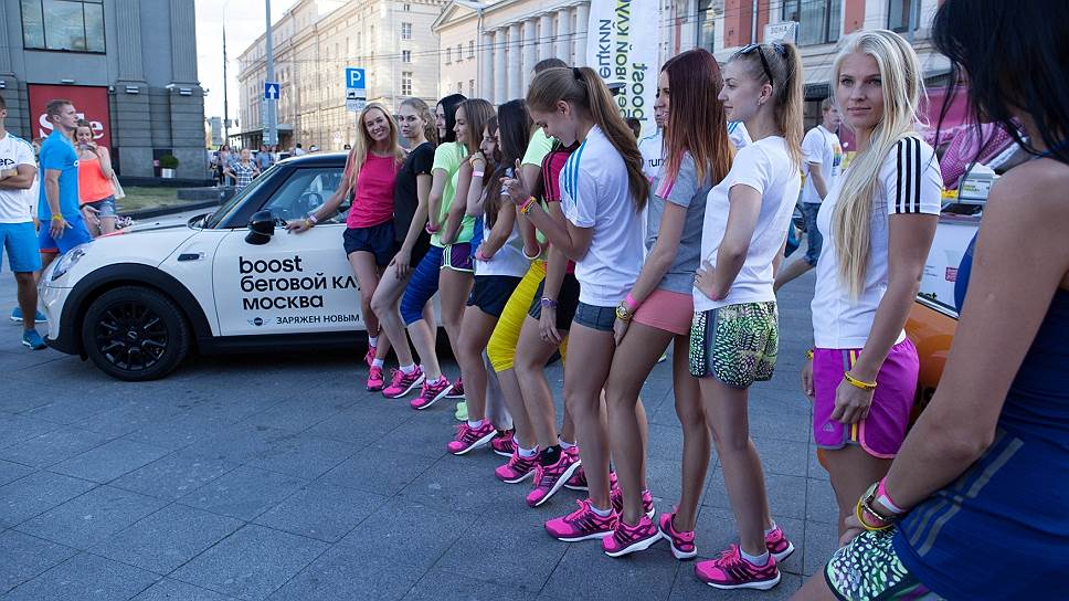 В 2014 году марка MINI поддержала инициативу компании Adidas по созданию мобильных беговых клубов Adidas Boost, расположенных прямо в сердце Москвы – на улицах Никольской и Кузнецком мосту. MINI стала официальным партнером этого проекта