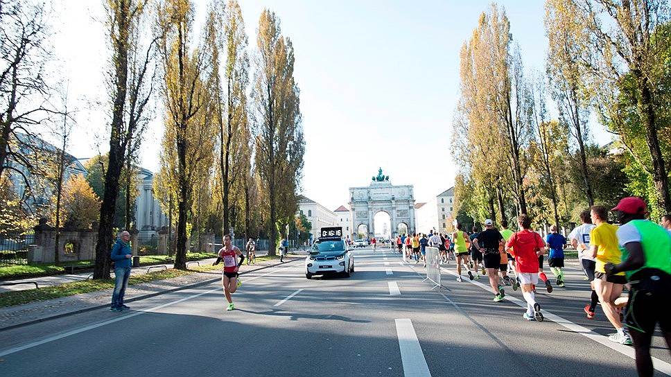 В этом году BMW Group Россия и школа правильного бега I Love Running собирает команду BMW M Performance для подготовки к Мюнхенскому марафону 2016. Тренировки начинаются 18 августа. С бегунами будут работать тренеры с многолетним опытом, спортивные врачи и другие специалисты. На фотографии – Мюнхенский марафон 2014 года