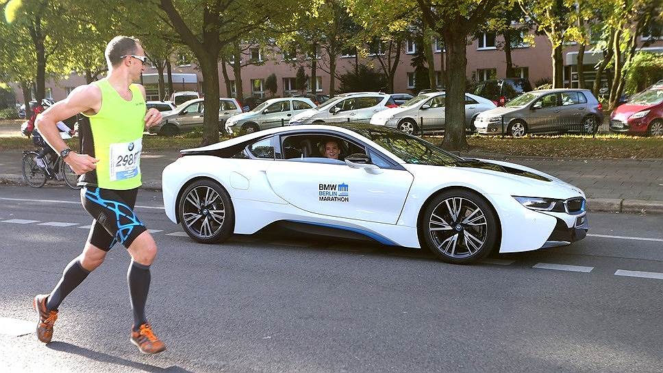 Катарина Витт, восточногерманская фигуристка, двукратная олимпийская чемпионка в одиночном катании, подбадривает участников 41-ого Берлинского марафона (2014 год) с пассажирского сиденья BMW i8