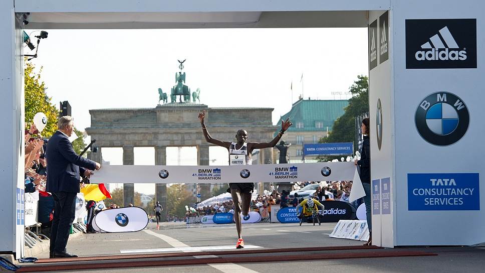 В качестве главного организатора BMW Group представлен на крупнейших забегах Германии – Берлинском и Франкфуртском марафонах, имя спонсора даже внесено в официальное название этих мероприятий. Кроме этого, концерн поддерживает и другие многочисленные забеги как в Германии, так и в других странах, в том числе в России. На фотографии – кенийский бегун Деннис Киметто побеждает на Берлинском марафоне 2014 года, где он установил новый мировой рекорд – 2 часа 2 минуты 57 секунд
