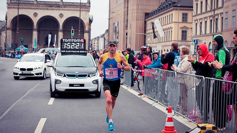 Конечно же, главный спонсор и автомобильный партнер Мюнхенского марафона – марка BMW. В октябре 2015 года в столице Баварии прошел юбилейный, тридцатый забег на 42 километра 195 метров. Победителем среди мужчин стал Флориан Штельцле