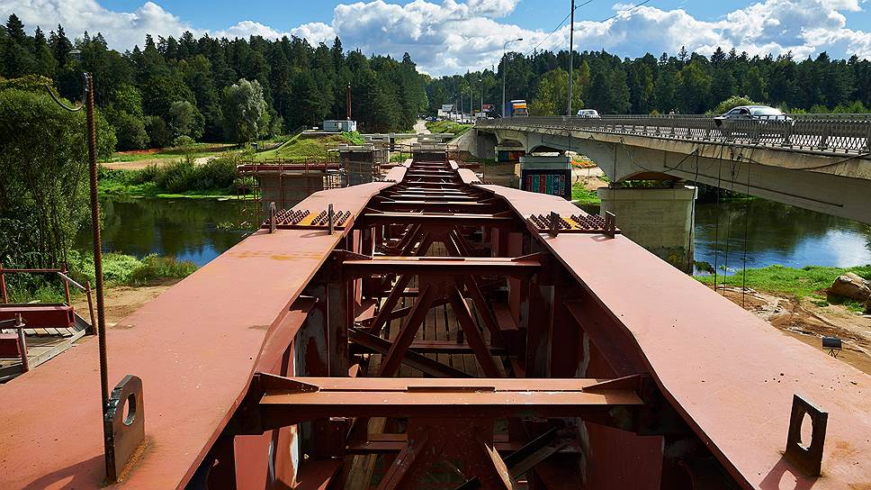 Строительство моста и путепровода через реку Москва около Звенигорода