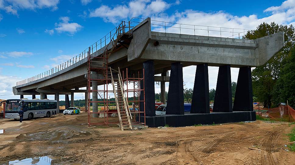 Строительство моста и путепровода через реку Москва около Звенигорода