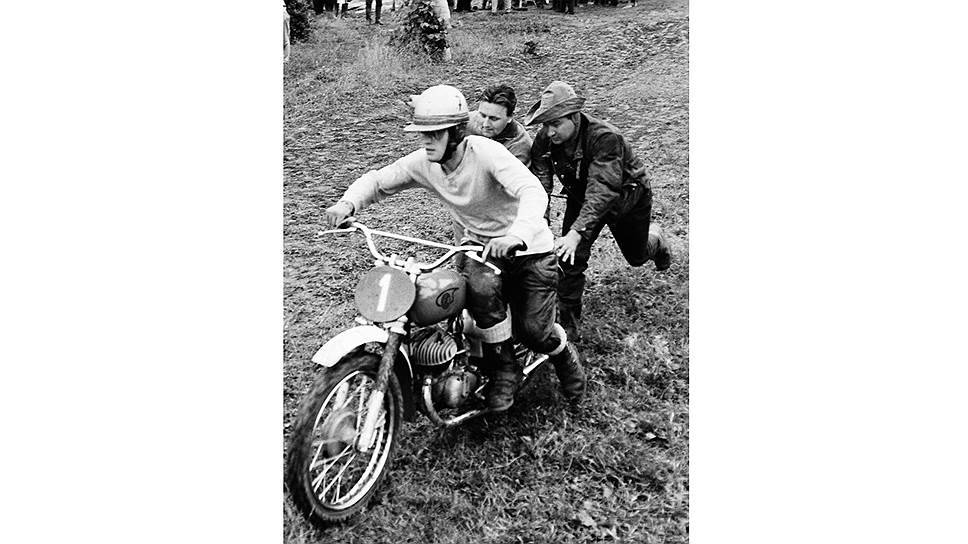 Победитель 10 этапа чемпионата мира по мотокроссу на Ленинских (Воробьевых) горах, бельгийский спортсмен Робер Жоэль. Москва, 1965 год