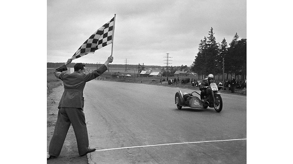 На финише шоссейной мотогонки. М.О., 1952 год