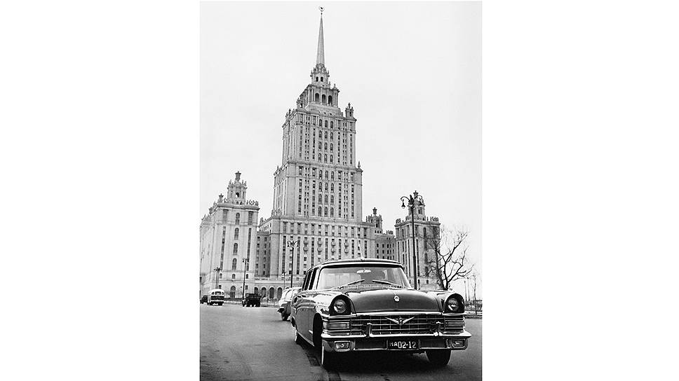 Пробный пробег нового автомобиля «ЗИЛ-111» по городу, Москва, 1959 год